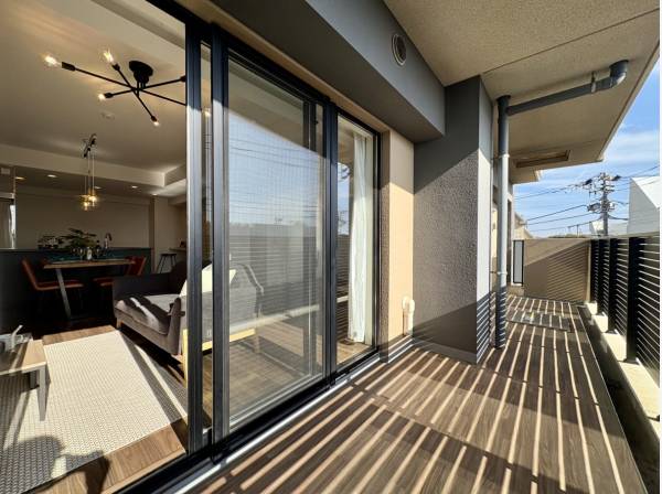 開放感あふれるワイドバルコニー。