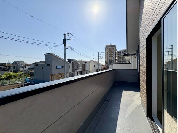 日当たり良好な南向きのバルコニー。