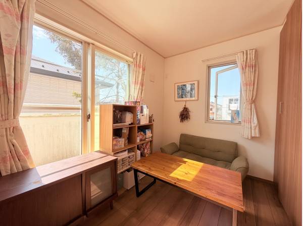 窓は南向きですが、こちら西側のお部屋は２つに仕切れる居室です♪