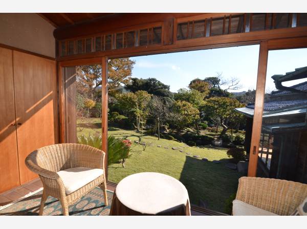 縁側に腰掛けて庭を眺める、静寂と四季を愉しむ贅沢な時間。