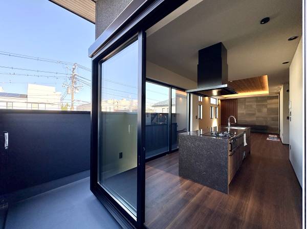 バルコニーへ繋がるアイランドキッチンからは開放的な眺望です。
