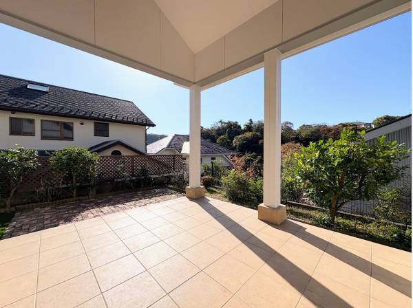 広いテラスではアウトドアも読書もできます