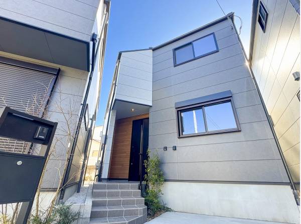 ウッドのアクセントが温もりを添える玄関アプローチ