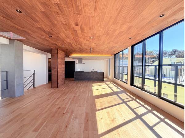 大変明るいLDKです