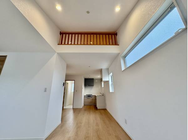 リビングの天井は高いので、開放的です。