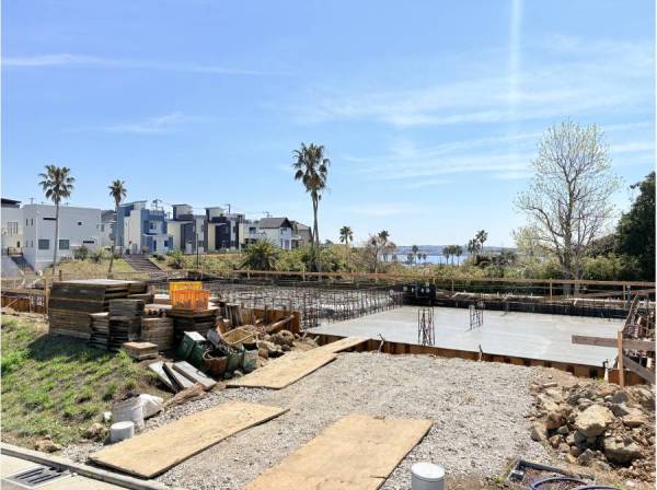 グランドレベルから海が望めます。