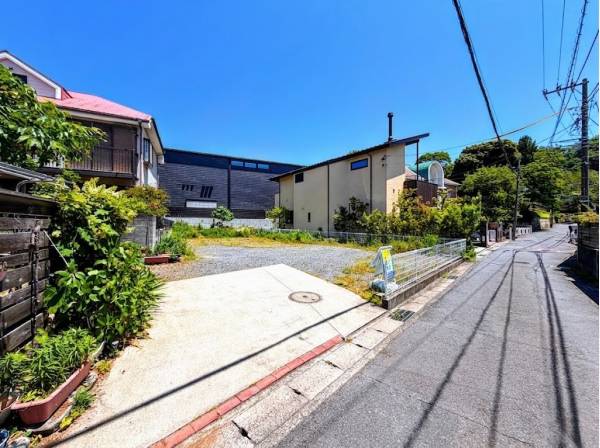 小町の閑静な住宅街に佇みます