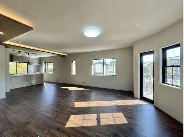 広さと抜け感が心地いい。集う時間も一人時間も自然と馴染むリビング。