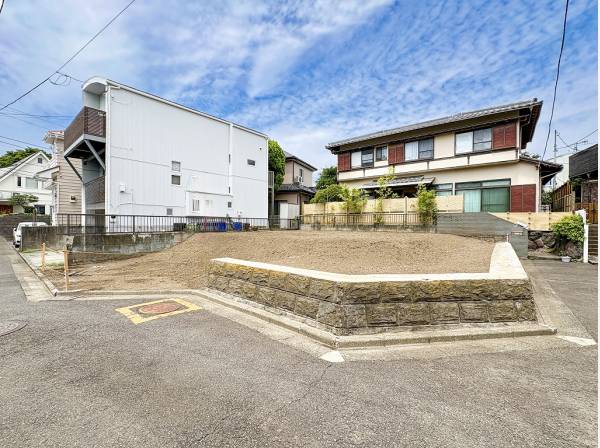 周りには高い建物がなく空を広く感じられるでしょう