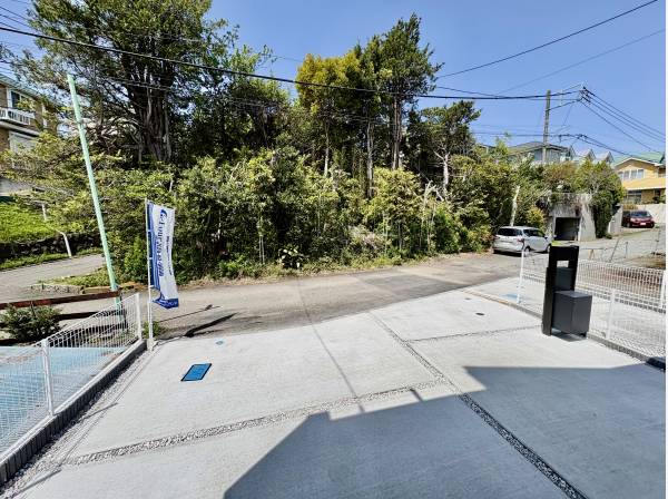 目の前にも家はありません（笑）閑静な住宅街です。鳥の声が聞こえます