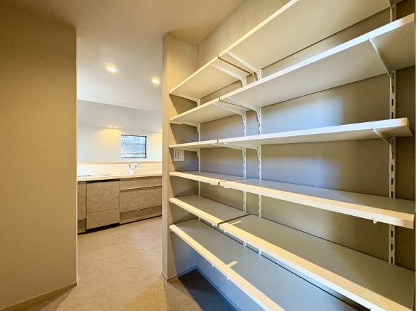 キッチン裏にはパントリースペースを完備