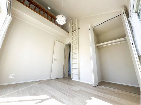 大きなクローゼットとロフトを活用すればスッキリと美しい空間をキープできますよ