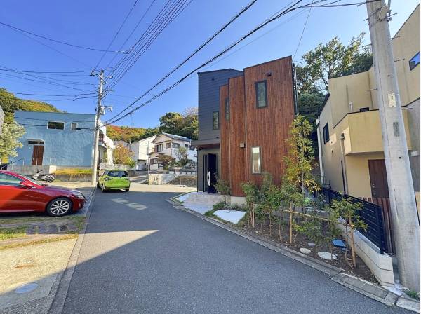 外壁はツートーン。ガルバリウムとウッドの組み合わせ。