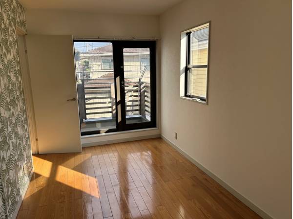 湘南らしいクロスが映える素敵な居室からはバルコニーへ