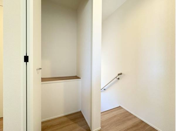 2階にも収納スペースがございます♪