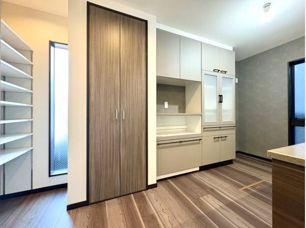 キッチン背面もカップボード付きで収納たっぷりです。