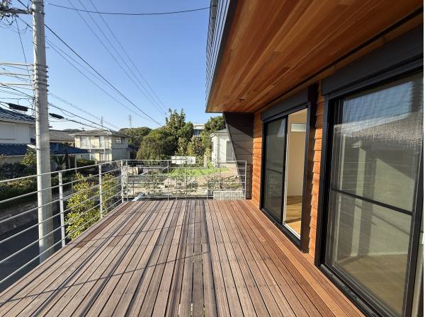 庭のように使える広いウッドデッキが、日常を特別に変える