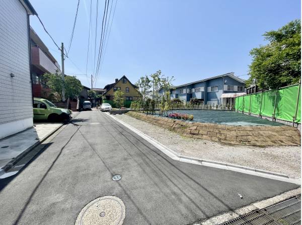 前面道路はゆとりあるため駐車も楽々です