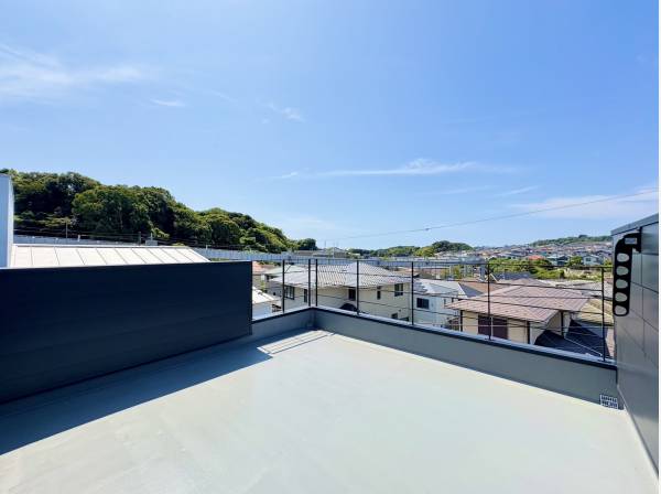 ルーフバルコニーから鎌倉の自然と広い空を望みます