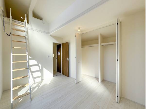 ロフト付きの主寝室は収納家具を最小限に空間を広々使えそう