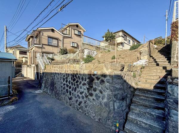 南側も車が通れる道幅ではございませんが、道路に面しています。（要セットバック）