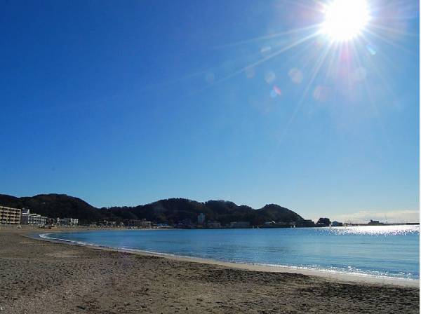 遠浅で波が穏やかな逗子海岸（約1800ｍ）