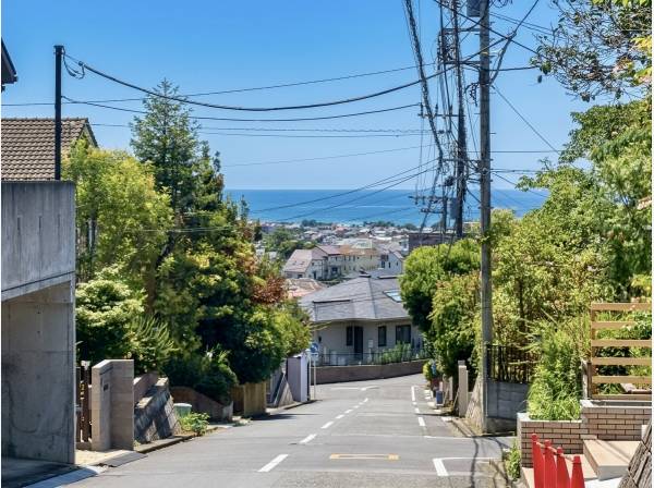 海を望む高台に位置します