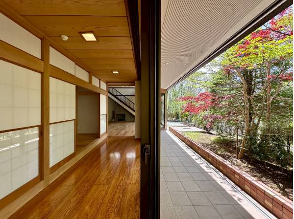 室内とテラスがゆるやかにつながり、自然を身近に感じられる設計です。