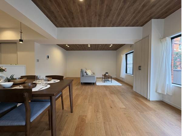 窓が多く開放的な空間のリビングです。