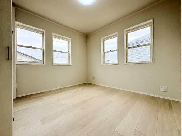 優しい光が差し込む2階の洋室