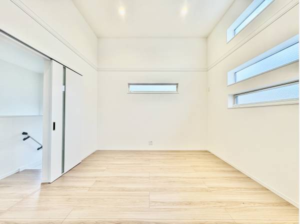 リビングスペースはご覧の通り明るく開放的