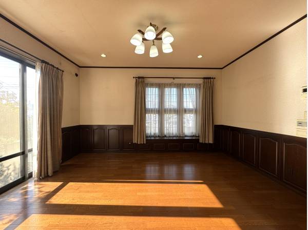 ヒカリが部屋の奥まで届くLDK。自然と家族が集まる心地よい住環境。