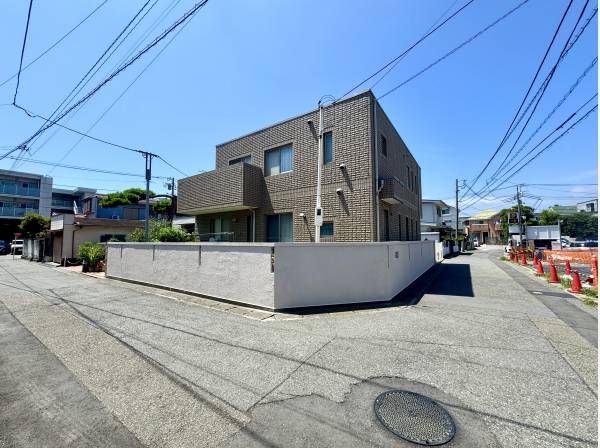 周辺は狭い道が多いですが本物件は道路が広く車の進入もラクラクです