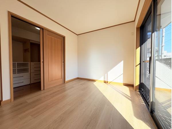 洋室約6帖、納戸3帖も付いてます。