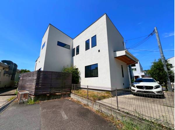 閑静な住宅街に佇む素敵な邸宅です♪