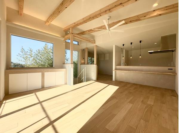 南側が抜けており陽当たり良好で開放感のある室内空間