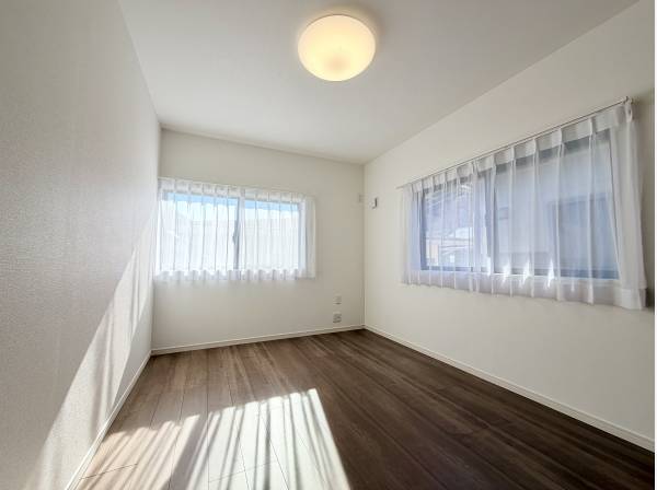 2階洋室は各部屋2枚窓付きです