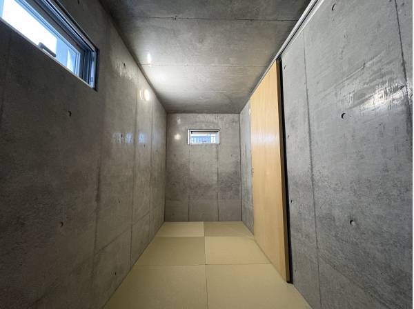 半地下室は2部屋あり、畳の部屋なので、落ち着きますよ。