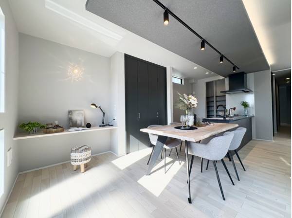 ワークスペースにもなるカウンターを配置