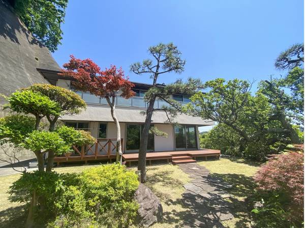 ウッドデッキで緑の風景に癒される時間