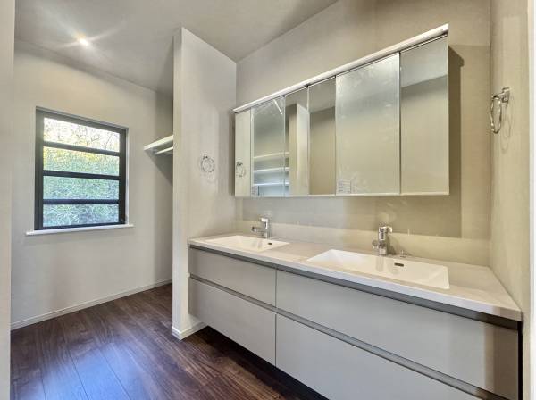 ダブルボウルで朝もスムーズ。身支度が重ならない、家族想いの洗面空間。