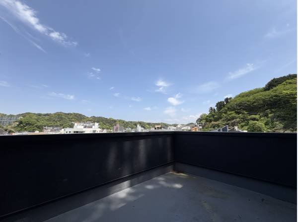 大きなルーフバルコニーからの眺望も良好ですよ！