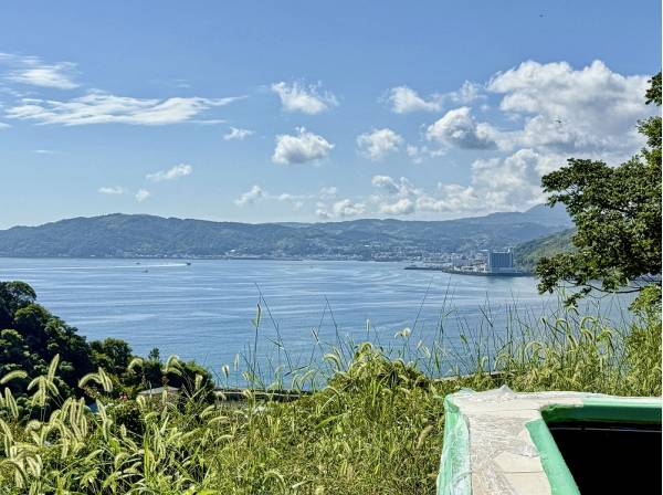 ウッドデッキやプールサイドから望む宇佐美の海景