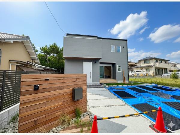 モダンな外観の住宅はカースペース3台ございます