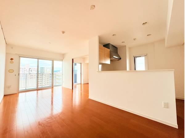 光が差し込む約11.1帖のリビング 。ゆったりくつろげる心地よい空間で