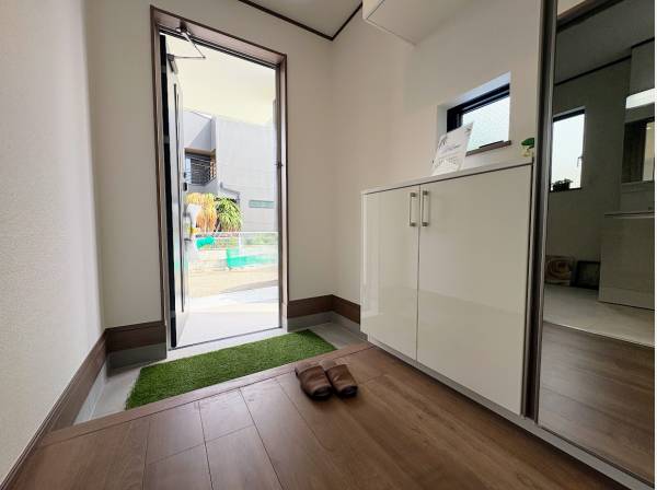 ゲストが来た時にも対応できる広い玄関