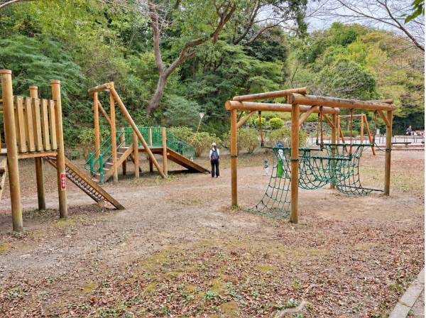 鎌倉中央公園（約650メートル）は駐車場無料。谷戸でイベントもやってます。