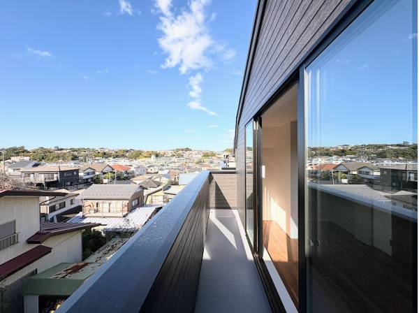 バルコニーからは気持ちの良い景色が広がります