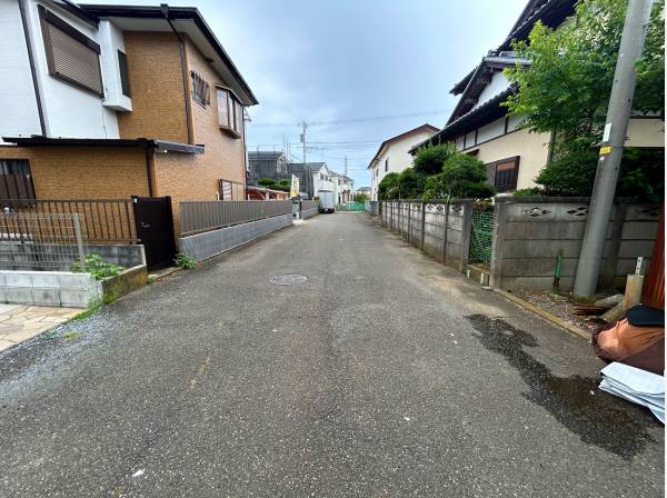 前面道路は約5.7m御座います