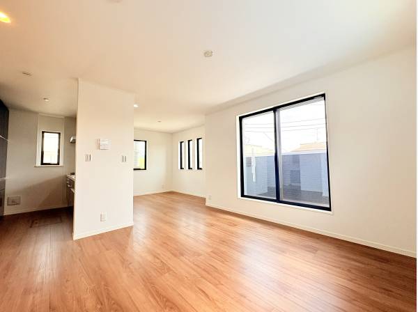 複数ある窓で採光・通風も良好。断熱性能が高く快適に過ごせます